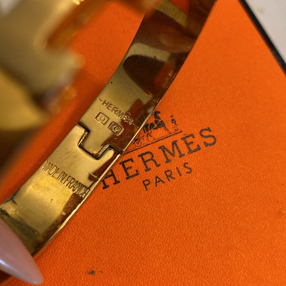 Women’s black and gold Hermes bracelet - Picture 2 of 4